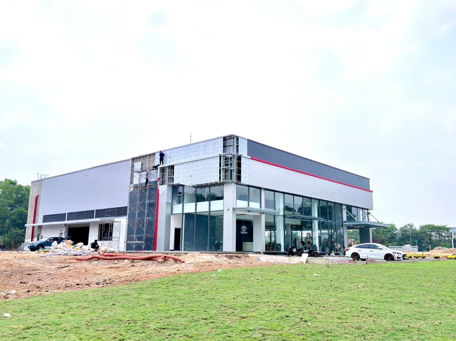 SHOWROOM TOYOTA TẠI CỔNG KHU ĐÔ THỊ ECOLAKES MỸ PHƯỚC